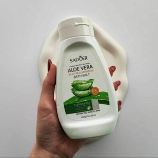 یه لایه بردار عالینمک بدن آلوئه ورا سادور حاوی 98 درصد آلوئه ورا حجم 430ml درمان پوست مرغی لایه برداری از سلول های مرده روشن کننده زیر بغل و کشاله ران نرم و لطیف کننده پوست مرطوب کننده پوست بدن رفع جای جوش از بدن درخشان کننده پاکسازی منافذ پوستی راهنمای مصرف در زمان استحمام مقداری از نمک را کف دست ریخته و به صورت چرخشی روی محل مورد نظر ماساژ دهید و سپس اجازه دهید ۳ الی ۵ دقیقه روی پوست شما بماند و با آب شستشو دهید