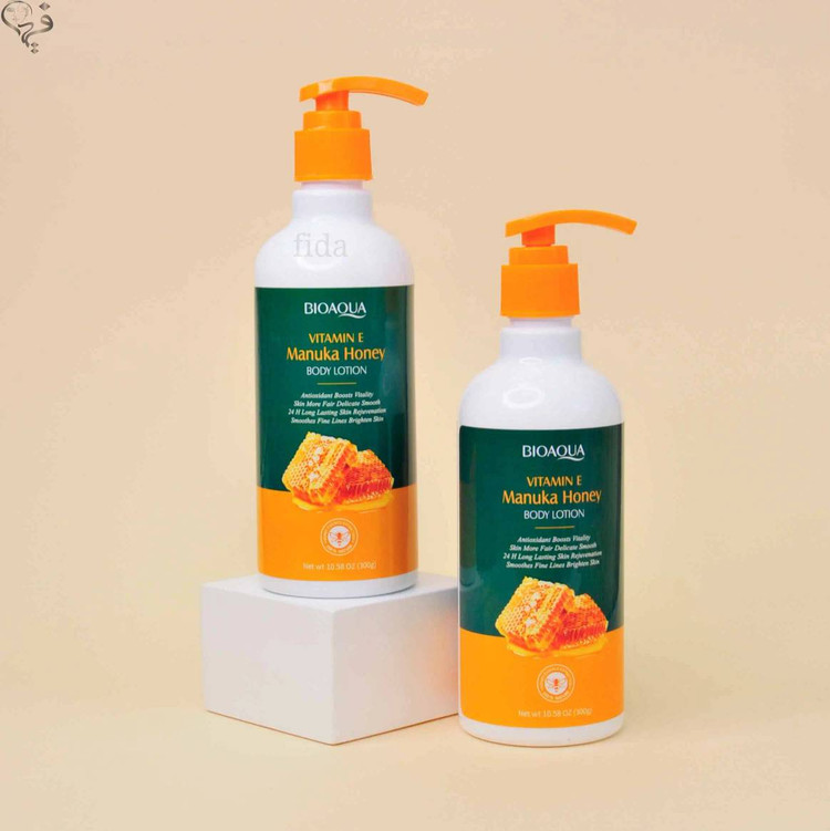 لوسیون عسل بیوآکواBioaqua Honey لوسیون بدن آبرسان، روشن کننده و ترمیم کننده عسل بیوآکوا با استفاده از خواص موثر عصاره عسل، آرامش بخش جهت درمان عوارض پوستی مثل: آتوپیک درمان کننده علایم اگزما ترمیم کننده زخم ها کاهش دهنده التهابات پوستی، کک و مک و …. این محصول به افرادی توصیه می شود که دچار آسیب خشکی پوست هستند. وزن: 300 گرم دارای عناصری مانند پتاسیم، کلسیم، آهن، روی و … آبرسان ضد التهاب ضد عفونی کننده و ترمیم کننده نرم کننده شاداب کننده ضد چروک پوست برطرف کننده خارش، زبری و قرمزی پوست حاوی ویتامین های گروه B ،C ،K و A