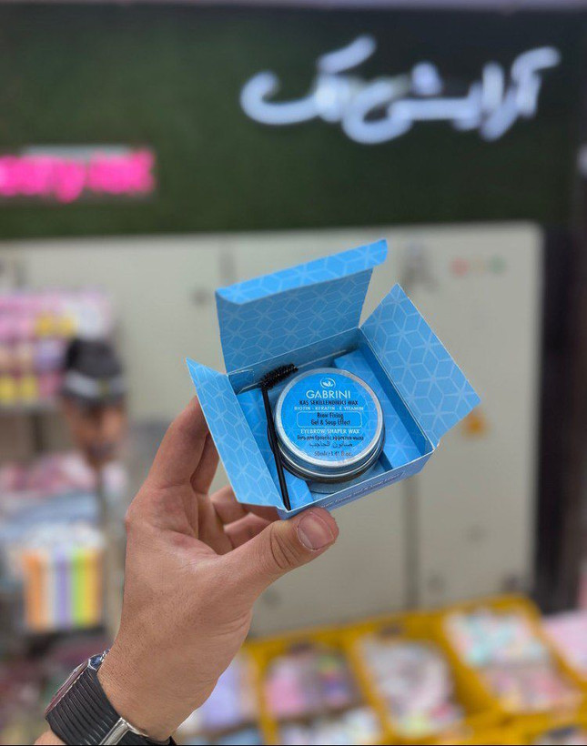 صابون ابرو گابرینی برای حالتدهی و مرتب کردن ابروها طراحی شده و به ابروها ظاهری منظم و لیفتشده میدهد. بافت کاربردی آن به فرمدهی تارهای ابرو کمک میکند و برای استفاده روزانه مناسب است.