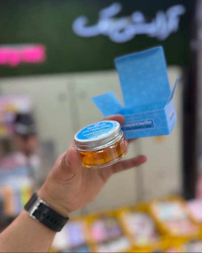 صابون ابرو گابرینی برای حالتدهی و مرتب کردن ابروها طراحی شده و به ابروها ظاهری منظم و لیفتشده میدهد. بافت کاربردی آن به فرمدهی تارهای ابرو کمک میکند و برای استفاده روزانه مناسب است.