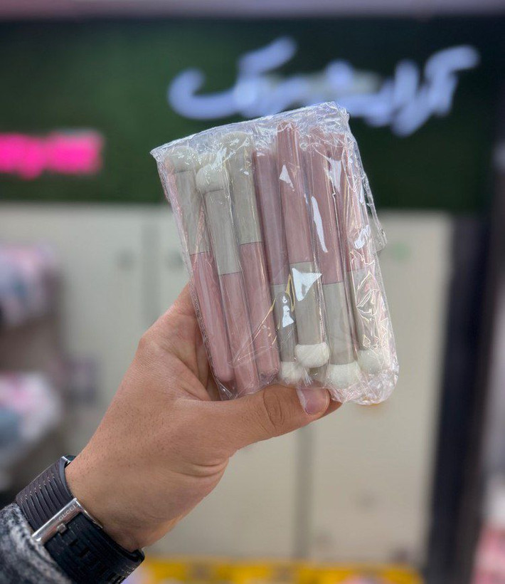 براش تکی قارچی با طراحی نرم و کاربردی، برای پخش و محو کردن انواع محصولات آرایشی مناسب است. فرم قارچی براش باعث میشود استفاده از آن راحت باشد و آرایش بهصورت یکدست و طبیعی روی پوست پخش شود.