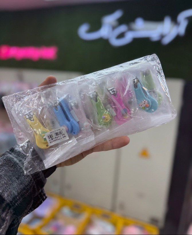 ناخنگیر فانتزی با کیفیت بسیار بالا و طراحی کاربردی، انتخابی مناسب برای کوتاه کردن و مرتب کردن ناخنهاست. تیغههای دقیق و ساخت باکیفیت آن، استفاده راحت و عملکردی تمیز و دقیق را فراهم میکند.