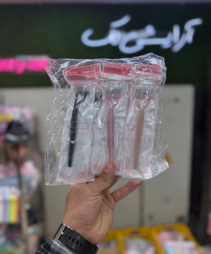 جداکننده مژه با طراحی دقیق و کاربردی، برای مرتب کردن و جدا کردن تارهای مژه مناسب است. به کمک آن میتوانید مژهها را قبل یا بعد از ریمل بهصورت مرتب و یکدست حالت دهید و از چسبیدن مژهها به یکدیگر جلوگیری کنید.