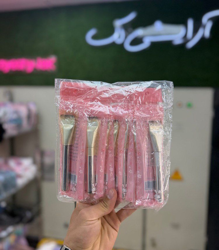 براش کرهای کرم پودر با الیاف نرم و متراکم، برای پخش یکنواخت کرم پودر و ایجاد پوششی صاف و طبیعی مناسب است. طراحی کاربردی آن کمک میکند مواد آرایشی بهخوبی روی پوست پخش شوند و نتیجهای یکدست و حرفهای ایجاد شود.