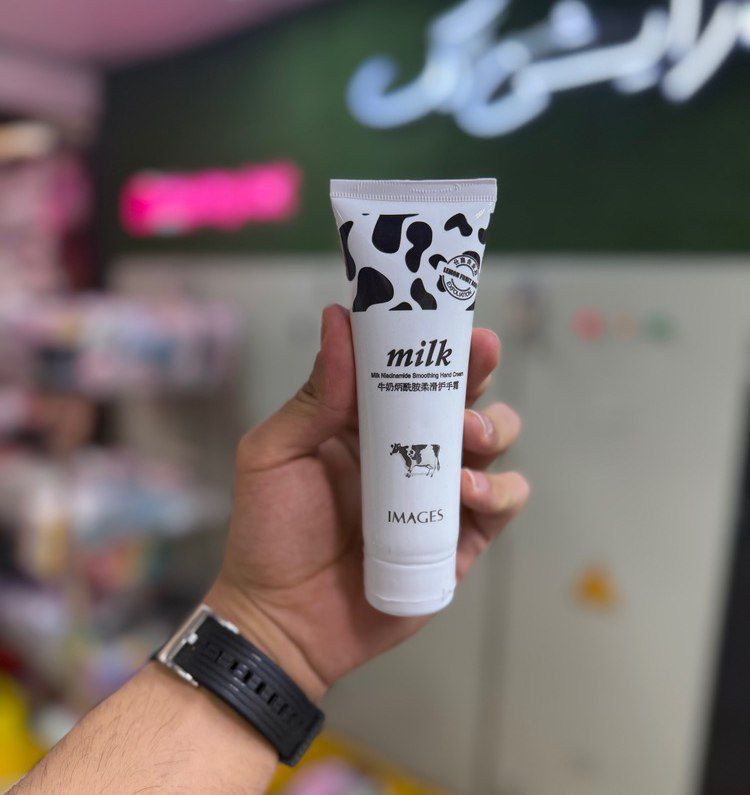 کرم دست شیر گاو با بافتی نرم و لطیف، به آبرسانی و حفظ رطوبت پوست دست کمک میکند. این کرم برای کاهش خشکی و زبری پوست مناسب است و با استفاده روزانه، دستها را نرمتر و لطیفتر میکند.