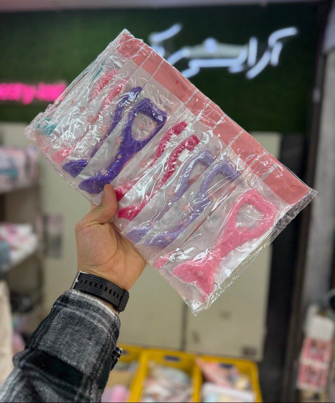 شابلون خط چشم حرفهای و کاربردی، ابزار ایدهآل برای کشیدن خط چشم دقیق، متقارن و یکدست با طراحی آسان و سریع؛ مناسب برای ایجاد انواع مدلهای خط چشم نازک، ضخیم، دنبالهدار و گربهای، کمککننده برای افراد مبتدی و حرفهای و مناسب استفاده در آرایش روزانه، مهمانی و میکاپهای مجلسی