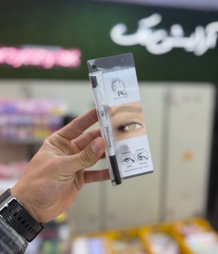 مداد شمعی پرشین گرل/ با بافت نرم و روان، بهراحتی روی پوست کشیده میشود و برای ایجاد خطهای دقیق و جذاب در آرایش چشم مناسب است. استفاده آسان و رنگدهی مناسب آن، این محصول را برای آرایش روزانه و مجلسی کاربردی میکند.
