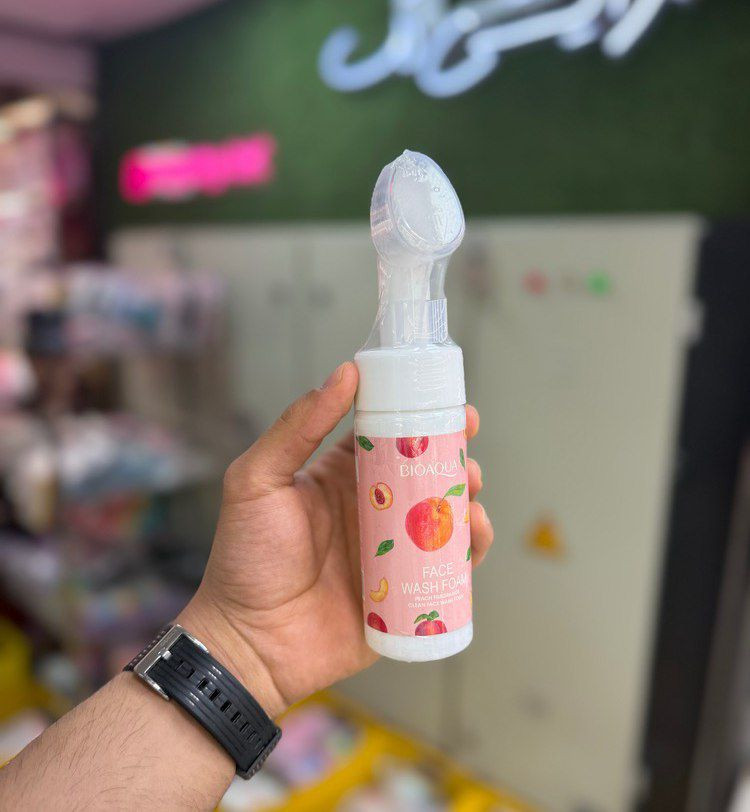 فوم براشدار هلو/ با رایحه دلپذیر و بافت لطیف، دارای براش کاربردی برای پاکسازی آسان و مؤثر پوست، مناسب برای شستوشوی روزانه صورت و کمک به پاک شدن آلودگیها و چربیهای سطحی، انتخابی کاربردی برای داشتن پوستی تمیز و شاداب
