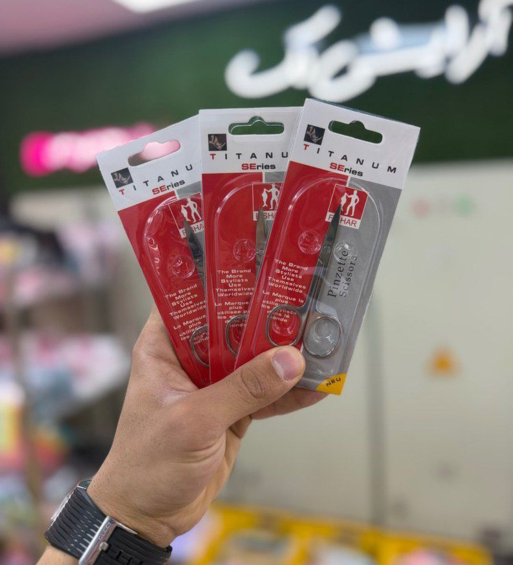 قیچی ابرو با طراحی ظریف و خوشدست/ مناسب برای کوتاه و مرتب کردن دقیق ابروها، تیغههای کاربردی برای اصلاح آسان و تمیز، مناسب استفاده روزانه در منزل و سالنهای زیبایی