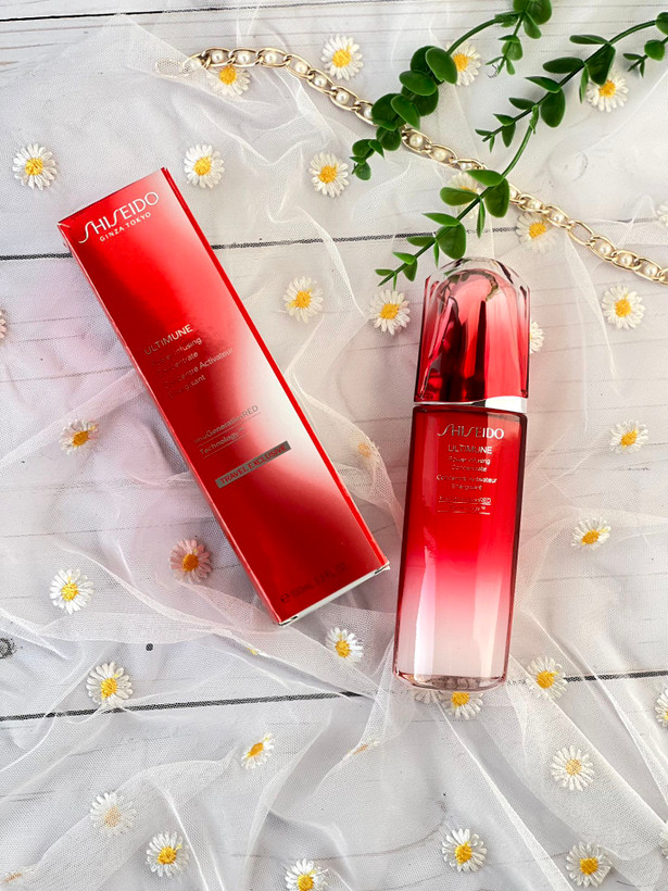 کنسانتره جوانساز اولتیمون شیسیدو حجم 100ml ویژگیها و مزایا آبرسان و رطوبترسان قوی برای پوست ضدپیری و بازسازیکننده سلولهای پوستی افزایش انعطافپذیری و کاهش چینوچروکها لیفت و سفتکننده پوست صورت و گردن محافظت از پوست در برابر آلودگی، استرس و عوامل محیطی روشنکننده و درخشانکننده چهره بهبود لکها، تیرگی و ناصافی پوست کمک به کوچک شدن منافذ باز پوست بافت سبک و زودجذب حاوی رایحههای معطر گل رز و لوتوس با اثر تسکیندهنده برنده جوایز جهانی زیبایی ترکیبات کلیدی عصارههای گیاهی و طبیعی ترکیبات فعال ضدپیری و محافظ پوست فاقد چربی و مواد مضر