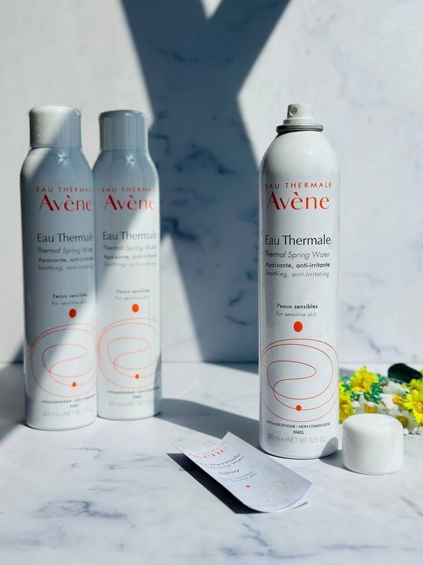 اسپری آب اون Avene/ اورجینال ساخت فرانسه آبرسانی فوری به پوست حاوی آب چشمه آب گرم اون در فرانسه استریل شده ترمیم کننده پوست ضد حساسیت فاقد عطر، چربی و پارابن تسکین دهنده سوختگی، سوزش، خارش و قرمزی پوست حجم۳۰۰ میل می توانید به دفعات از این اسپری روی پوست صورت و بدن خود استفاده بنمایید. بعد از استفاده اجازه دهید خود محصول جذب پوست شود تا بیشترین تاثیر را بگذارد. دوستان توجه داشته باشید مشابه همین مدل ایرانیش هست داخل بازار با قیمت کمتر کیفیتش خیلی پایین هست اصلا استاندارد نیست از جای مطمئن خرید بزیند