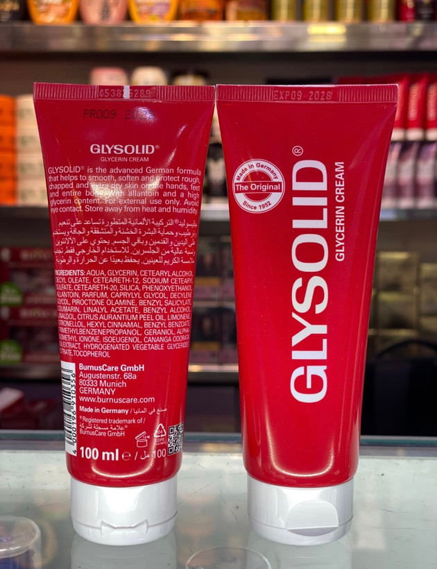 کرم مرطوبکننده Glysolid کرم گلیسولید آلمان، مناسب پوستهای خیلی خشک و زبر که به نرم شدن و محافظت از پوست کمک میکنه. مرطوبکننده قوی مناسب دست، آرنج، زانو و پا کمک به نرم شدن پوستهای خشک و ترکخورده مناسب استفاده روزانه حاوی گلیسیرین بافت غلیظ و ماندگار روی پوست مناسب: پوست خیلی خشک، زبر، ترکخورده و نواحیای مثل دست، پاشنه پا، آرنج و زانو اگر پوست دست یا پا بهخاطر شستشوی زیاد، سرما یا خشکی هوا زبر و خشک شده، گلیسولید یکی از انتخابهای قوی و کاربردیه. نحوه استفاده: مقدار کمی روی پوست خشک و تمیز ماساژ بدید تا جذب بشه. برای خشکی شدید، شبها قبل خواب استفاده بشه.