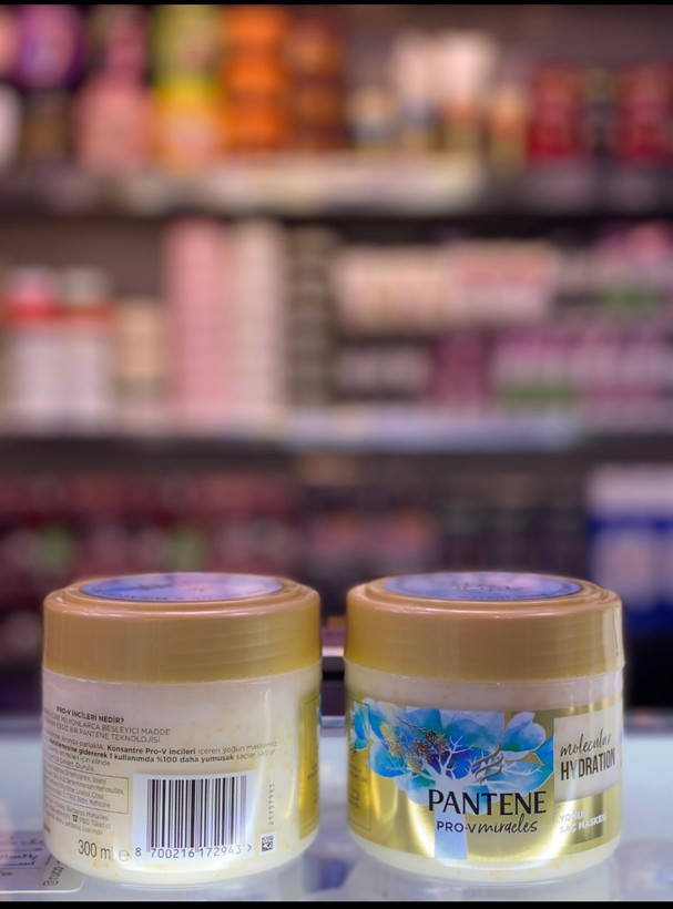 ماسک مو Pantene Pro-V Miracles Molecular Hydration ماسک موی پنتن سری Miracles، مناسب موهای خشک و کمآب که به آبرسانی، نرمی و خوشحالتتر شدن مو کمک میکنه. آبرسان و نرمکننده مو کمک به کاهش خشکی و زبری ساقه مو مناسب موهای دهیدراته و کمآب کمک به لطافت و شانهپذیری بهتر مو مناسب موهایی که بعد حمام خشک و بدحالت میشن کمک به براقتر و سالمتر دیده شدن مو مناسب: موهای خشک، کمآب، کدر، وز و آسیبدیده اگر موهاتون بعد شستشو زبر، خشک یا بیحال میشه، این ماسک مو برای برگردوندن نرمی و رطوبت به ساقه مو انتخاب خوبیه. نحوه استفاده: بعد از شامپو، روی ساقه و نوک مو بزنید، چند دقیقه صبر کنید و بعد آبکشی کنید.