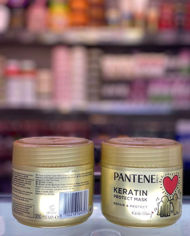ماسک مو Pantene Keratin Protect ماسک موی پنتن مدل Keratin Protect برای مراقبت از موهای آسیبدیده، خشک و شکننده؛ مناسب وقتی مو بر اثر رنگ، دکلره، سشوار یا اتو ضعیف و بدحالت شده. کمک به ترمیم و محافظت از ساقه مو نرمکننده و لطیفکننده مو کاهش خشکی و زبری مو کمک به کمتر شدن شکنندگی مو مناسب موهای آسیبدیده و رنگشده کمک به خوشحالتتر و براقتر دیده شدن مو مناسب: موهای خشک، آسیبدیده، شکننده، رنگشده و دکلرهشده اگر موهاتون بعد حمام گره میخوره، خشک و کدر دیده میشه یا بر اثر حرارت و رنگ آسیب دیده، این ماسک مو انتخاب خوبیه. نحوه استفاده: بعد از شامپو، روی ساقه و نوک مو بزنید، چند دقیقه صبر کنید و بعد آبکشی کنید.