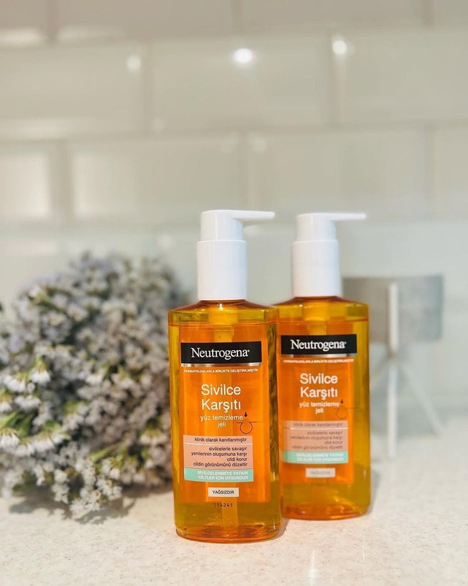 ژل شستشوی نیتروژنا Neutrogena ماسب پوست های مستعد آکنه،چرب و مختلط سلول های مرده را از بین میبرد دارای PH مناسب پوست فاقد مواد صابونی و چربی