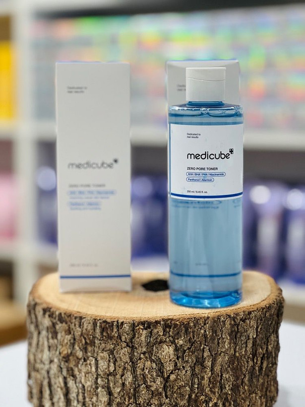 تونر کوچک کننده منافذ مدی کیوب مدل Zero Pore Toner 250 میل کوچک کننده و سفت کننده ظاهر منافذ باز پوست کنترل کننده مؤثر ترشح سبوم و کاهش دهنده چربی اضافی پوست لایهبرداری ملایم جهت حذف سلولهای مرده و بهبود بافت ناهموار پوست افزایش شفافیت، روشنایی و درخشندگی کلی پوست تسکین دهنده و کاهش دهنده التهاب و قرمزی پوست برسانی پوست و جلوگیری از احساس خشکی یا کشیدگی کمک به پاکسازی منافذ و پیشگیری از ایجاد جوشهای سرسیاه و زیرپوستی مناسب برای پوستهای چرب، مختلط و پوستهای مستعد آکنه فاقد ترکیبات مضر مانند الکل، پارابن و مواد تحریک کننده
