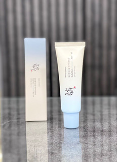 ضدآفتاب بیوتی افجوسان آکوافرش محافظت قوی با +SPF 50 و ++++PA دارای خواص آنتی اکسیدانی آبرسان و نرم کننده پوست تقویت سددفاعی کمک به کاهش علائم پیری روشن کننده و شاداب کننده پوست کمک به رفع لک، تیرگی و جای جوش تنظیم ترشح چربی پوست تسکین دهنده و کاهش التهابات و قرمزی پوست ایجاد ظاهری درخشان و طبیعی روی پوست فرمول ملایم و بدون عطر بدون ایجاد حس سنگینی، چربی یا رد سفید مناسب پوست های چرب و مختلط