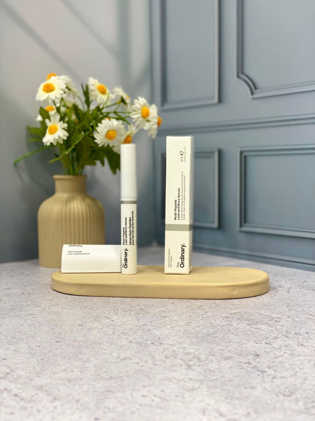سرم تقویت و پر پشت کننده مژه و ابرو اوردینری The Ordinary Multi-Peptide Lash and Brow Serum کمپلکس پپتیدی با 11 ماده موثر کلیدی حاوی بیوتین و اسید هیالورونیک یک سرم چند منظوره تقویتی ضخیم و پر پشت کننده مژه و ابرو تقویت و پرتر و شاداب کننده مژه دارای بافت غلیظ و سبک و ملایم ضد حساسیت و آلرژی فاقد الکل ، سیلیکون و گلوتن بدون مواد شیمیایی مضر فاقد چربی و روغن های معدنی