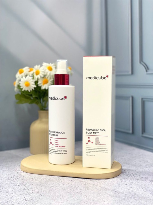 بادی میست ضدجوش و روشنکننده مدیکیوب – Medicube Red Clear Cica Body Mist بدنت جوش میزنه؟ پوستت کدر یا ناهمواره؟ این بادیمیست نجاتدهندهت میتونه باشه حاوی ترکیب قوی: • AHA + BHA + Urea برای لایهبرداری ملایم و باز کردن منافذ پوست Niacinamide برای روشن شدن و یکنواخت شدن رنگ پوست ترمیم پوست تحریکشده اسپری سبک و بدون چربی، سریع جذب میشه بدون الکل و پارابن مناسب برای جوشهای پشت، بازو و بدن