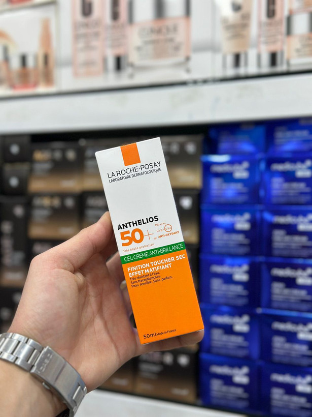 ژل کرم/ضد آفتاب لاروش پوزای پوست چرب LA ROCHE-POSAY محافظت بسیار بالا از پوست کنترل کننده چربی مات کننده پوست تا 12 ساعت مقاوم در برابر رطوبت و تعریق بافت سبک، مات و زود جذب قابل استفاده اطراف چشم التیام بخش و تسکین دهنده آنتی اکسیدان بدون ایجاد رد سفیدی بدون احساس چربی و سنگینی مناسب پوست های مختلط، چرب و مستعد جوش فاقد چربی فاقد عطر و پارابن تست شده توسط متخصصان پوست و چشم قابل استفاده برای افرادی که از لنز استفاده می کنند