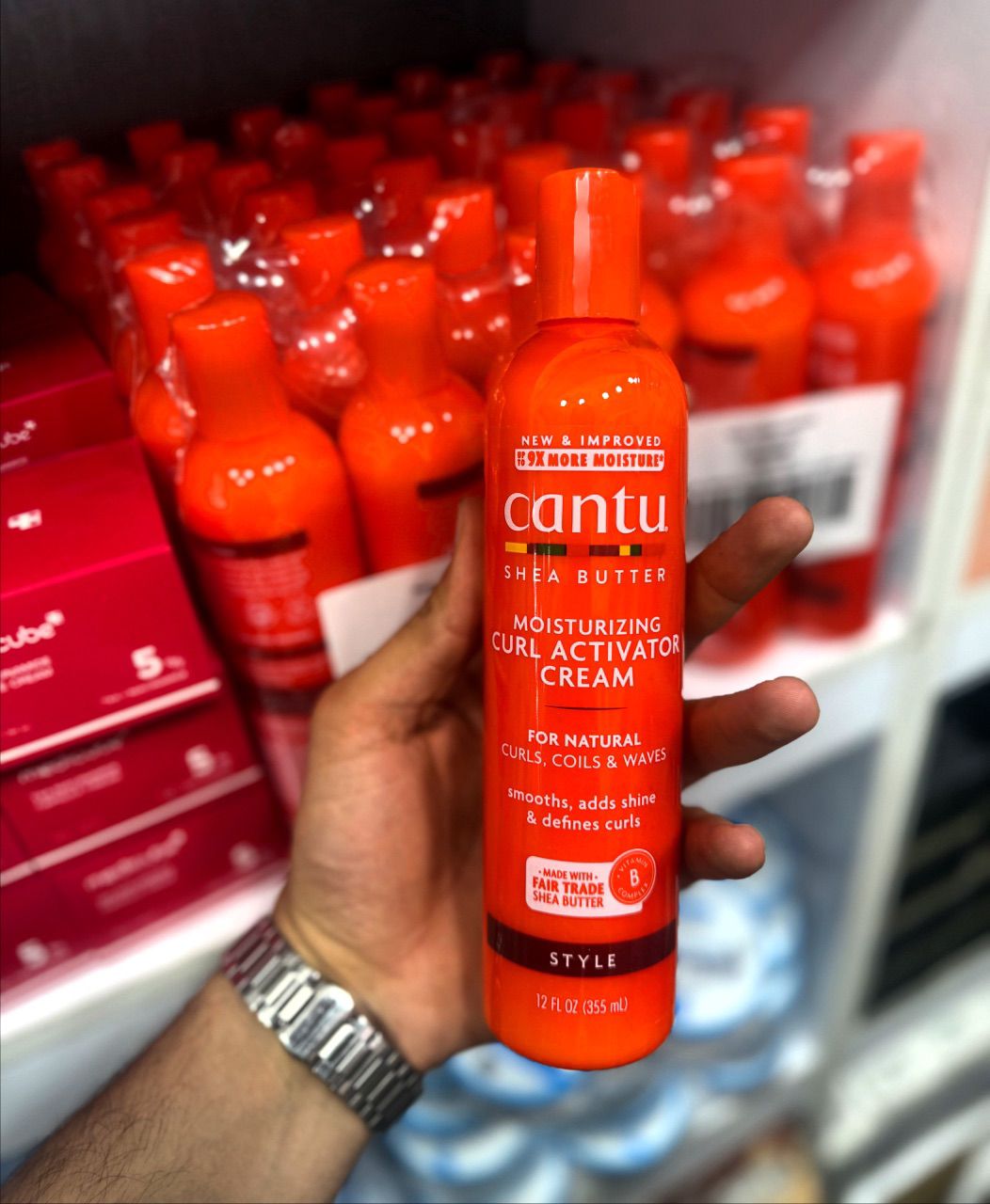 کرم اصلی فعال‌کننده فر مو کانتو (Cantu Curl Activator Cream  فعال‌کننده و تقویت‌کننده فرهای طبیعی مو آبرسان و نرم‌کننده قوی کاهش وز و خشکی مو افزایش حالت‌پذیری و انعطاف فرها ایجاد فرهای منظم و خوش‌حالت حاوی شی باتر طبیعی بدون ایجاد سنگینی روی مو مناسب استفاده روزانه ۳۵۵ میل ساخت آمریکا مناسب برای موهای فر موهای مجعد موهای موج‌دار موهای خشک و وز  روش مصرف  مقدار مناسبی از محصول را روی موهای نم‌دار یا مرطوب پخش کنید و با دست یا شانه دندانه درشت روی ساقه مو پخش نمایید. سپس اجازه دهید مو به صورت طبیعی خشک شود یا از دیفیوزر استفاده کنید اورجینال