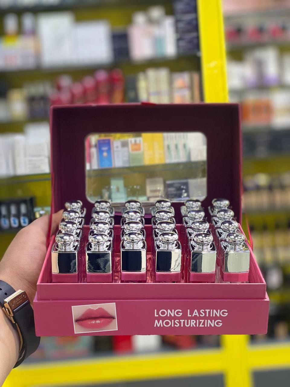 ادایی و ترندترین برق لب بازار لیپ گلاس (برق لب) حرارتی دیور Dior  در شش رنگ جذاب و زیبا با حرارت رنگ صورتی نچرال می شود ماندگاری عالی براق کننده لب نرم کننده  ویتامینه لب پوکه جذاب و شیک آبرسانی به لب