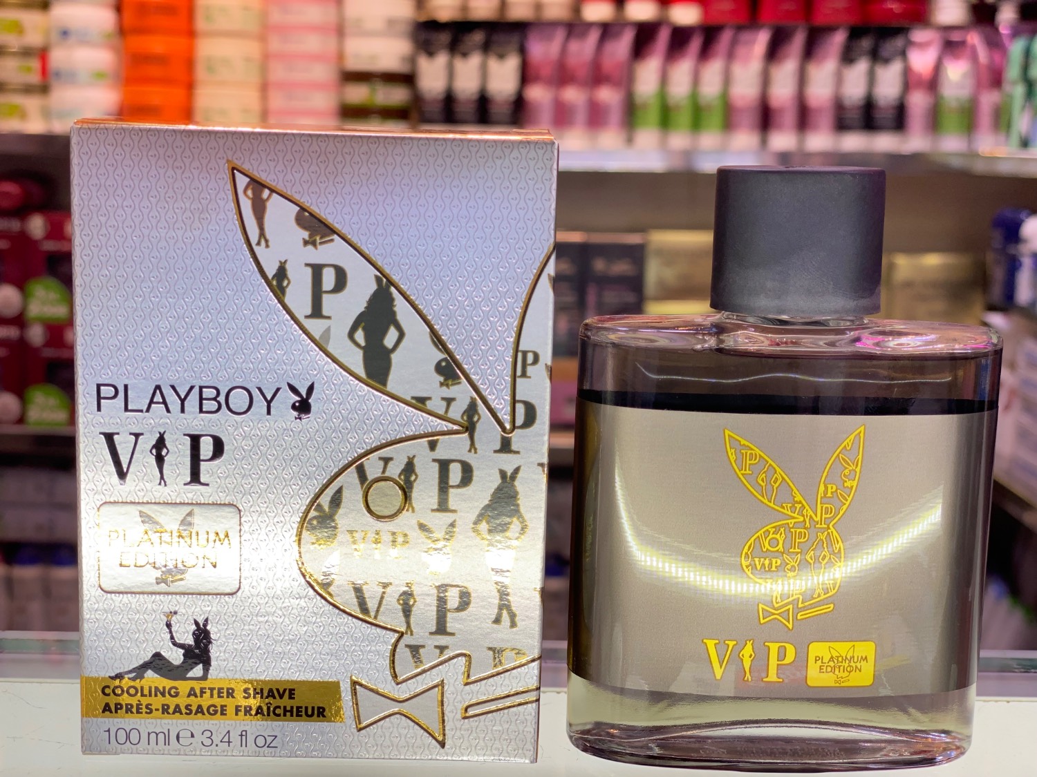 افترشیوهای Playboy  افترشیوهای پلی‌بوی مناسب استفاده بعد از اصلاح، با رایحه‌های متنوع مردانه برای حس خنکی، تازگی و خوشبو شدن پوست.   No Sleep New York رایحه خاص و شهری، مناسب استفاده روزانه   Party VIP رایحه شیک‌تر و مجلسی‌تر، مناسب مهمونی و بیرون رفتن   Play It Wild رایحه اسپرت و متفاوت، مناسب آقایانی که بوی خاص‌تر دوست دارن   VIP Platinum Edition رایحه مردانه و لوکس‌تر، مناسب استفاده روزانه و رسمی   Super Playboy رایحه خنک و تمیز، مناسب بعد اصلاح و مصرف روزمره   Swingin’ London رایحه مردانه و پرانرژی، مناسب استفاده روزانه   Sexy Hollywood رایحه جذاب و خاص، مناسب آقایانی که افترشیو خوشبو و متفاوت می‌خوان  مناسب بعد از اصلاح  ایجاد حس خنکی و تازگی کمک به خوشبو شدن پوست  رایحه‌های متنوع برای سلیقه‌های مختلف نحوه استفاده: بعد از اصلاح، مقدار کمی روی کف دست بریزید و روی صورت و گردن بزنید. اطراف چشم استفاده نشه.