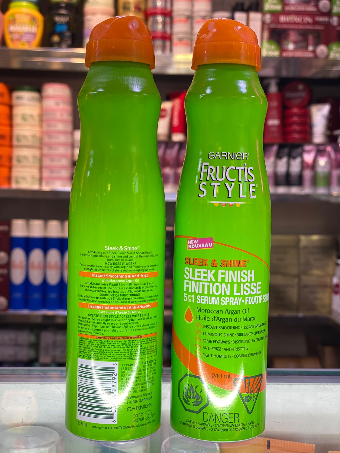اسپری موی Garnier Fructis Sleek & Shine   اسپری سرم‌دار گارنیر فروکتیس مدل Sleek & Shine، مناسب موهای وز، خشک و نامرتب؛ کمک می‌کنه مو نرم‌تر، براق‌تر و مرتب‌تر دیده بشه.   کمک به کاهش وز مو  مناسب موهای خشک و پف‌دار  کمک به درخشش و خوش‌حالتی مو  حاوی روغن آرگان مراکشی  مناسب قبل از براشینگ یا برای مرتب کردن مو  بدون نیاز به آبکشی   مناسب: موهای وز، خشک، کدر، پف‌دار و موهایی که در رطوبت سریع به‌هم‌ریخته میشن.   نحوه استفاده: از فاصله مناسب روی ساقه و نوک مو اسپری کنید. روی ریشه زیاد استفاده نشه. نیازی به آبکشی نداره.