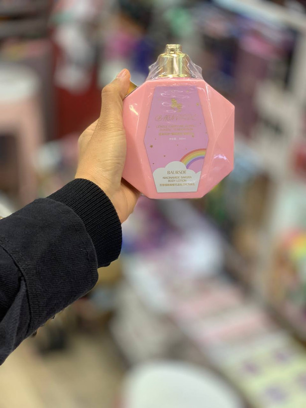 لوسیون بدن یونیکورن با رایحه شیرین و فانتزی، مرطوبکننده و نرمکننده پوست، مناسب استفاده روزانه، کمک به حفظ رطوبت طبیعی پوست و جلوگیری از خشکی و زبری، افزایش نرمی و لطافت پوست، ایجاد حس شادابی و طراوت، مناسب مراقبت از پوست دست و بدن و انتخابی جذاب برای افرادی که به رایحههای دلنشین و محصولات فانتزی علاقه دارند