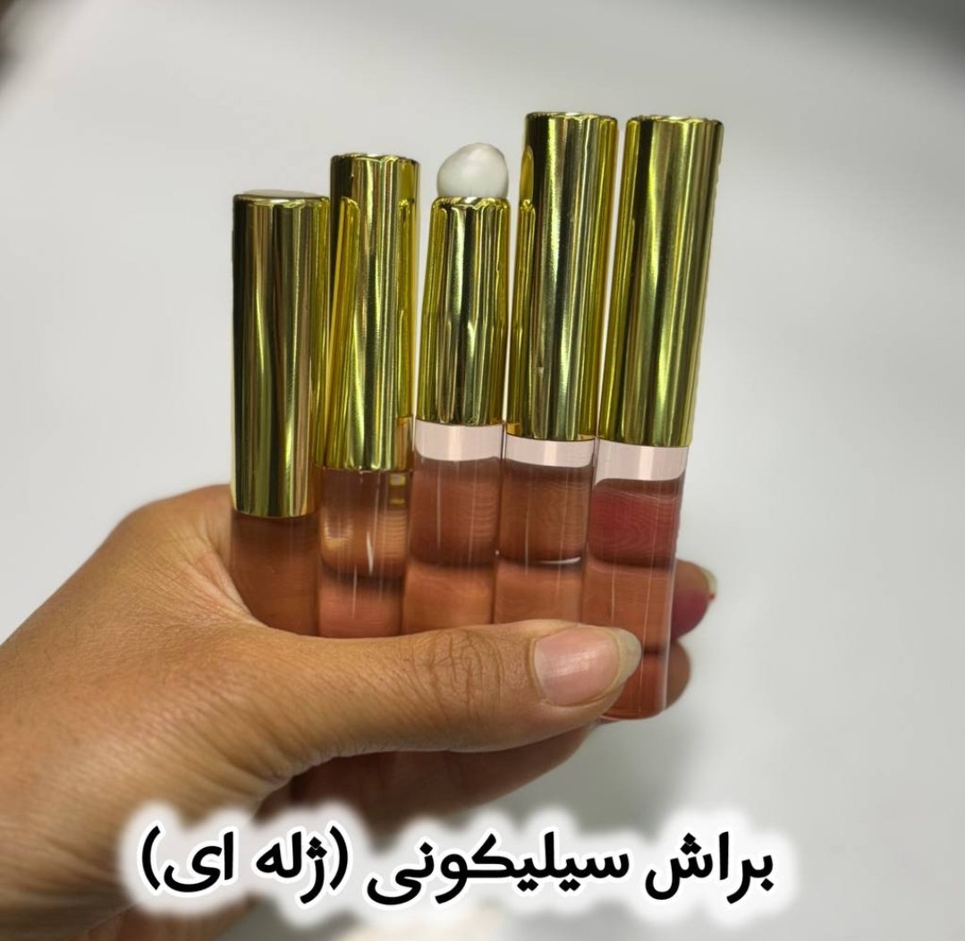 براش سیلیکونی (ژله ای) این براش جایگزین همه  مینی براشها جای بسیار کمی میگیره، محصولات کرمی وپودری  رو خیییلیییی قشنگ فید میکنه ومواد رو نمیخوره  برخلاف براش های موئی قابل شستشو برای زدن انواع  رژ لب ،تینت لب  ،سایه ،کانسیلر و...