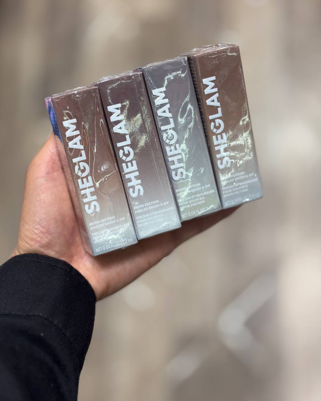 هاشور ابرو موئی شیگلم یه هاشور ابرو فوق العاده باکیفیت 4تا رنگ‌جذاب داره وقتی میخوای براش رو ازمخزن جدا کنی باید دوتا پمپاژ بزنی ک مواد روبیاره سمت براش بسیااار طبیعی ونچرال وضد ریزشه  فقط براششو ببینید انگار همزمان چنتا براش داره  همه چی تمومه  ضدآبه ماندگاری بالایی داره ازبرند پر طرفدار شیگلم