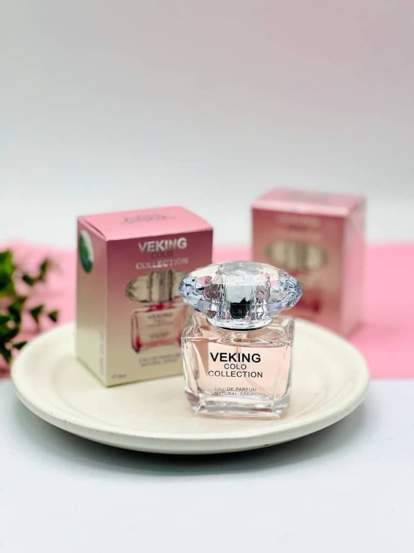 ادکلن ورساچه صورتی وایکینگ کیفیت عالی ادکلن ورساچه صورتی (Versace Bright Crystal) یکی از عطرهای محبوب و شناخته‌شده زنانه از برند ورساچه است که با طراحی شیک، رایحه‌ای ظریف و زنانه و ظاهر جذاب، انتخابی مناسب برای خانم‌هایی است که به عطرهای لطیف، خنک و خوشبو علاقه دارند. بطری صورتی و کریستالی این عطر، ظاهر بسیار زیبایی دارد و می‌تواند گزینه‌ای جذاب برای استفاده شخصی یا هدیه دادن باشد.این عطر با رایحه‌ای دلنشین و زنانه، حس شادابی، لطافت و طراوت را تداعی می‌کند و برای استفاده در موقعیت‌های مختلف از جمله استفاده روزانه، محل کار، دورهمی، مهمانی و قرارهای دوستانه مناسب است