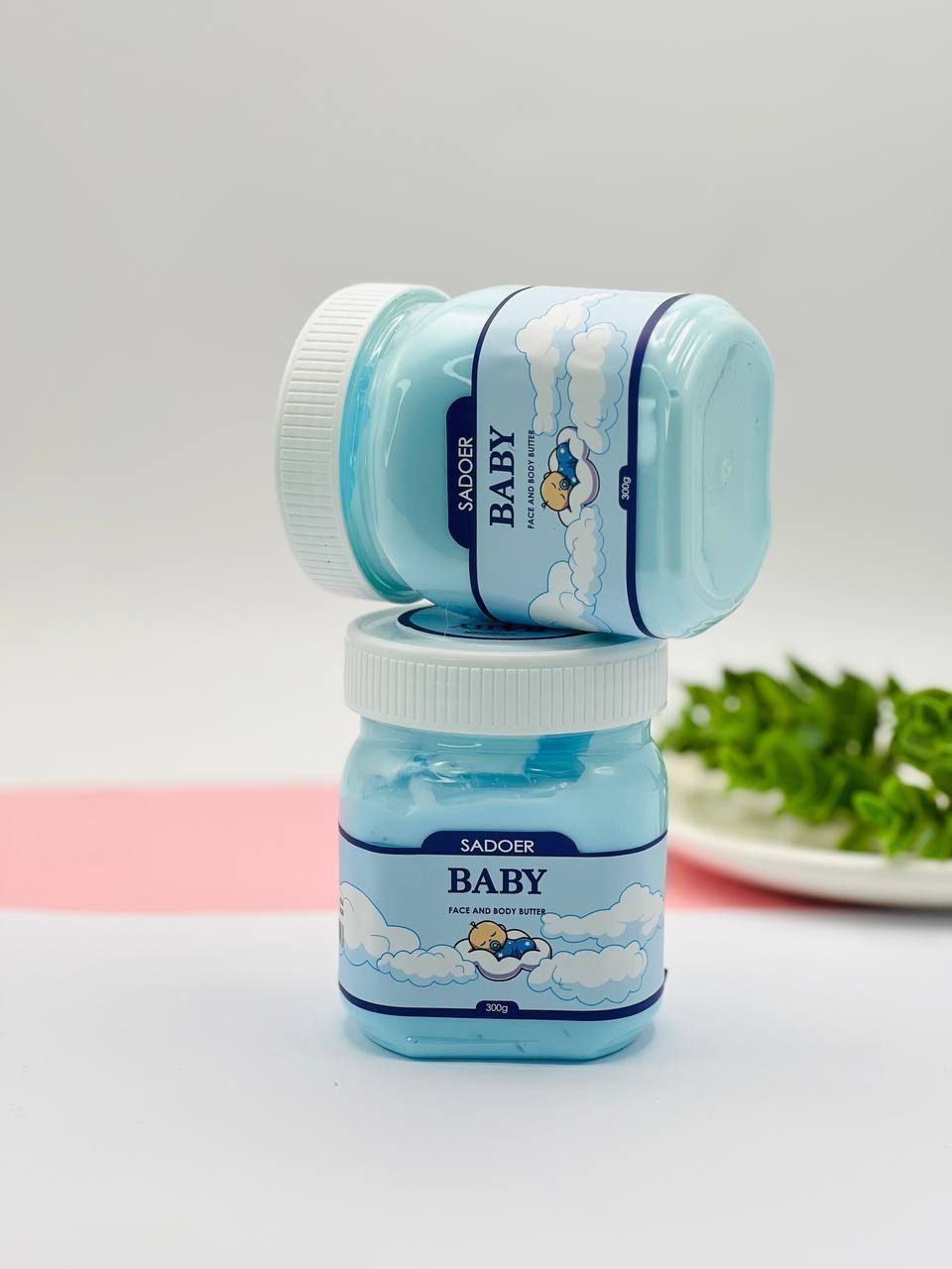 کره بدن بچه بیبی Baby کاریته درب سفید و درب آبی این مدل هیچ تفاوتی باهم ندارن رایحه جذاب و دوست داشتنی بچه ماندگاری زیاد رایحه نرم و مرطوب کننده پوست حذف خشکی پوست لطیف کننده پوست حجم 300 گرم  طرز استفاده از کره بدن کاریته   تمیزی پوست: بعد از حمام، زمانی که پوست هنوز کمی مرطوب است، مقدار کمی از کره بدن را بردارید. ماساژ ملایم: آن را به آرامی با حرکات دایره‌ای روی پوست ماساژ دهید تا کاملاً جذب شود.  پوستی نرم و خوشبو: از نرمی و درخشش پوست خود لذت ببرید و رایحه‌ای دلپذیر را در تمام روز احساس کنید